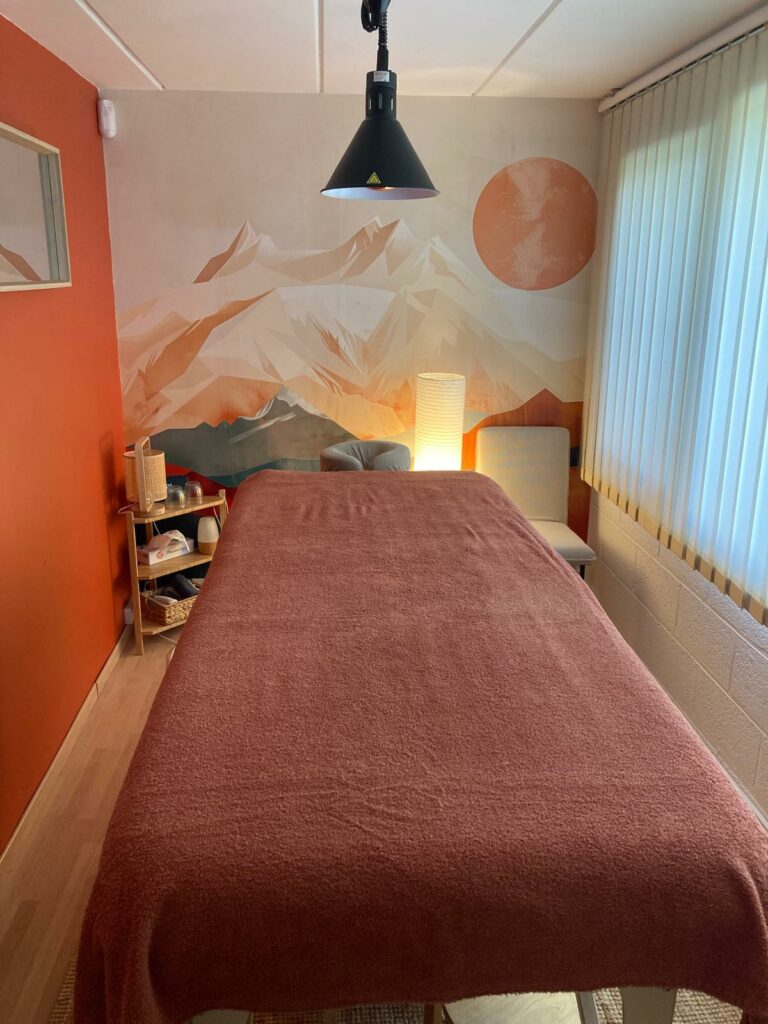 Salle de massage chaleureuse et apaisante