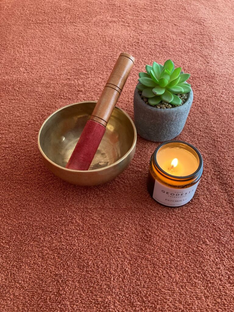 Bol chantant et bougie, symboles de la pratique du massage bien-être