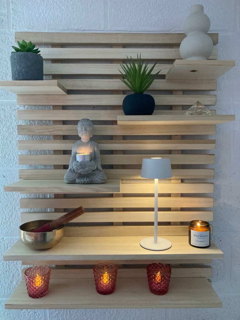Coin zen avec bouddha, bougies et bol chantant pour l'ambiance des soins